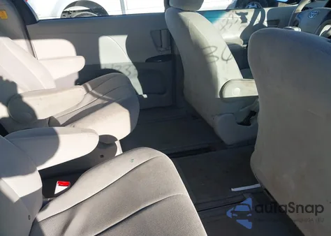 2013 Toyota Sienna L V6 7 Passenger z USA, uszkodzony, nr VIN 5TDZK3DC5DS314673